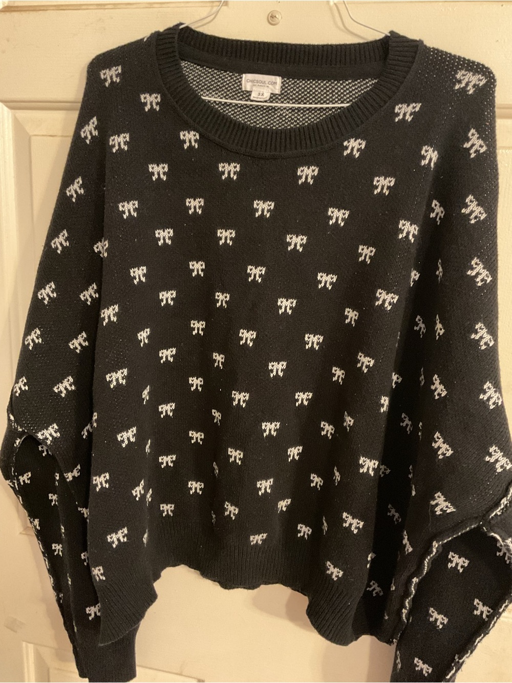 CHICSOUL 3X SWEATER BLACK w/WHITE OVERSIZED JACQUARD BOW PATTERN